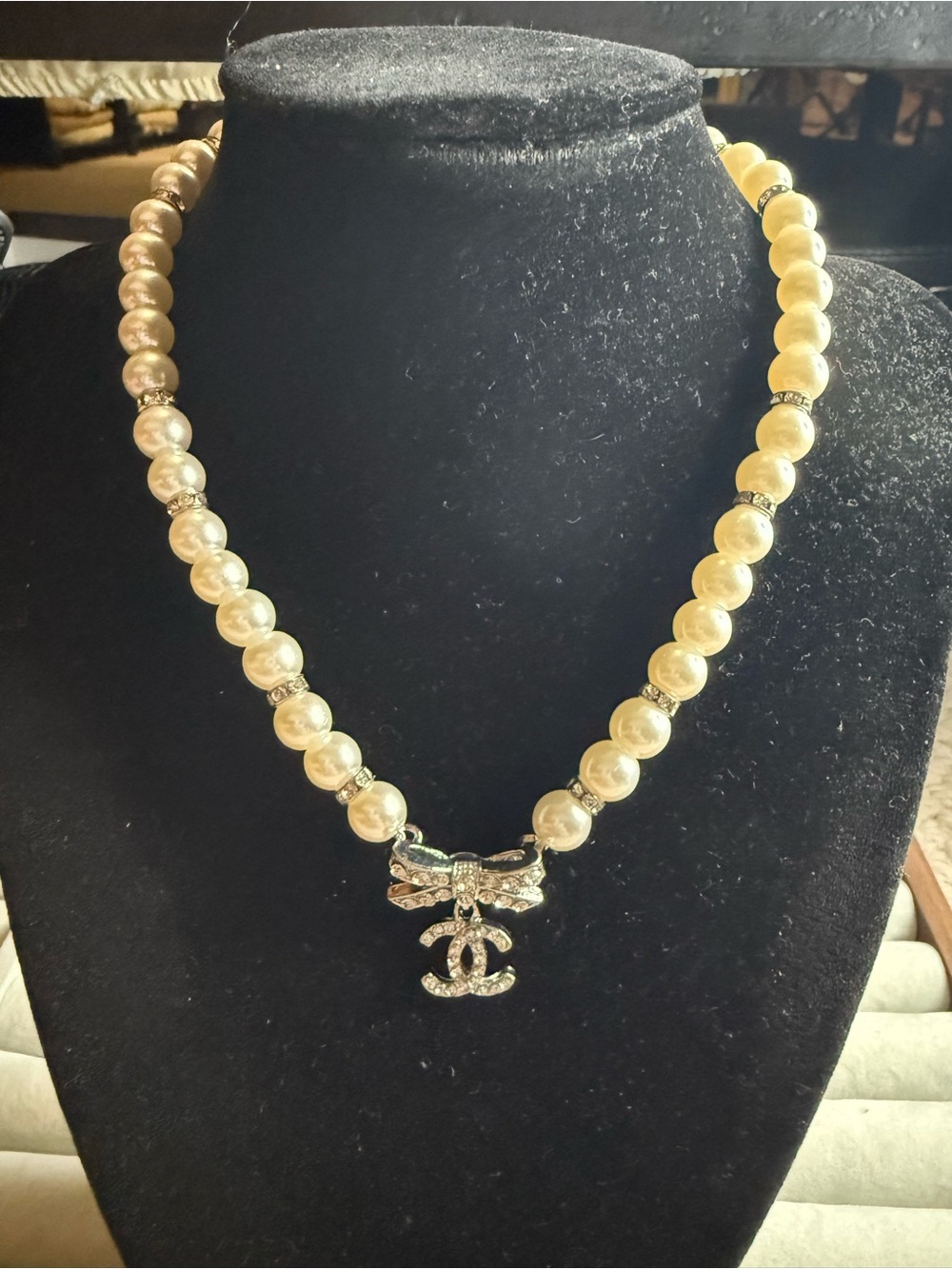 Fashion Jewelry Cream Pearl Necklace with Rhinestone Bow Pendant